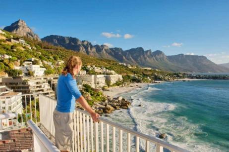 Coastal Adventure: Shark Cage Diving & Safari