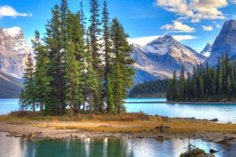 Iconic Rockies and Western Canada with Rocky Mountaineer Goldleaf