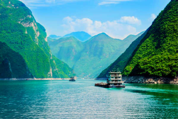 Sailing the Yangtze river on a cruise