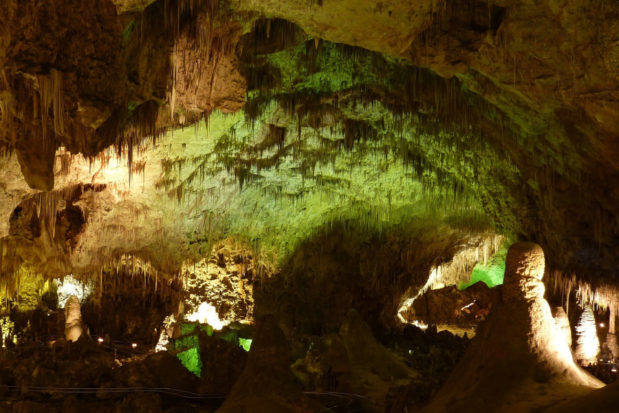 carlsbad-cave-with-stalagmites