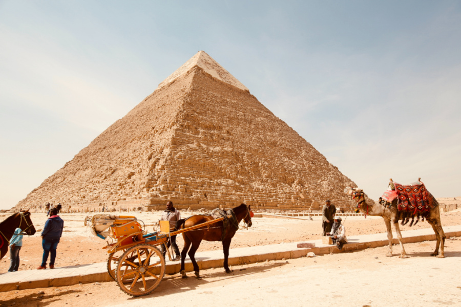 egypt-caravan-to-pyramids