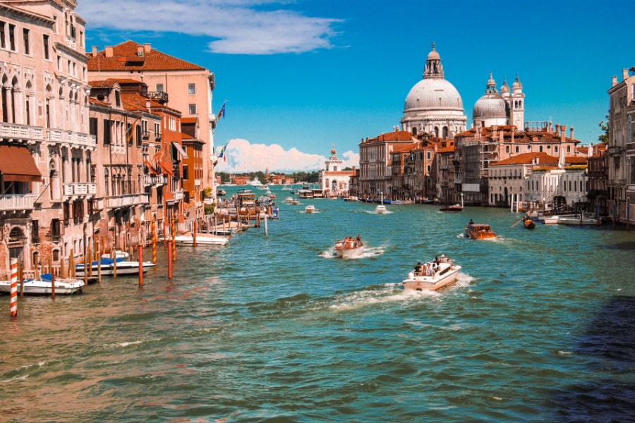 venice-canal-in-daytime